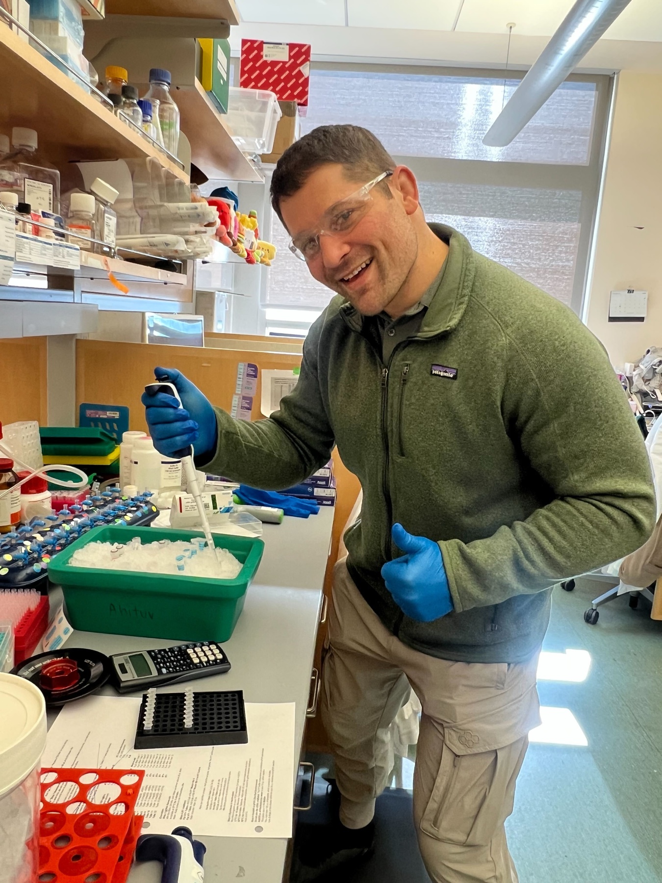 Orry Elor working in the Ahituv Lab